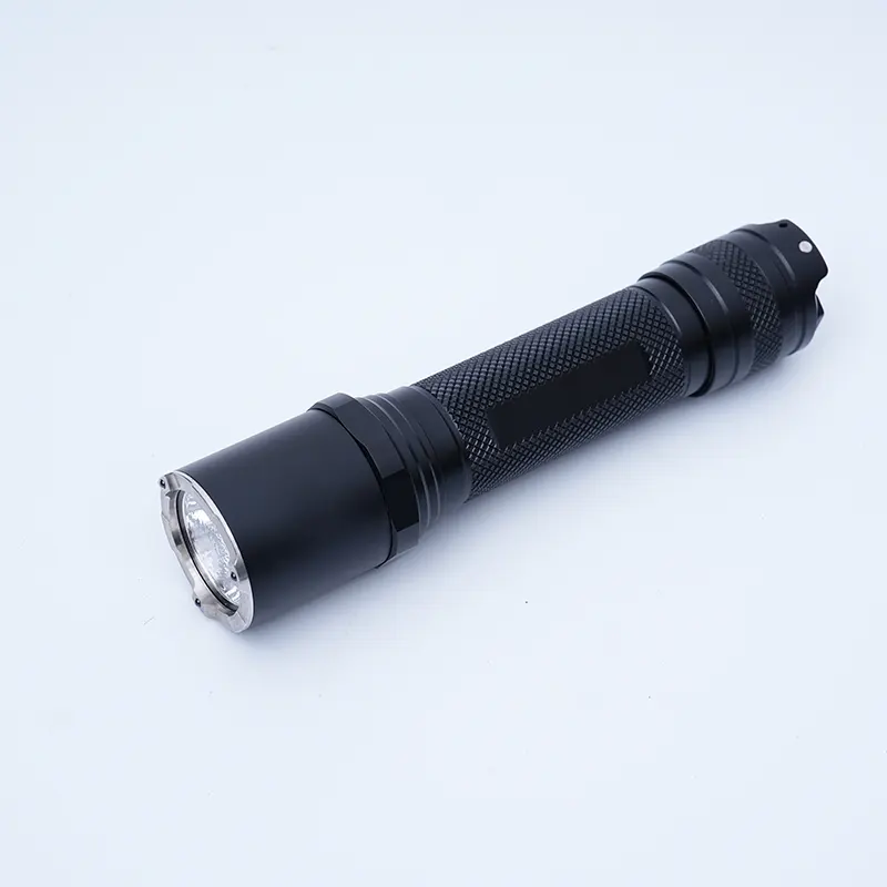 Taktinen LED-taskulamppu